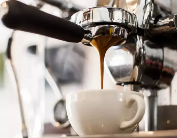 Ajuste de un molinillo de café profesional para espresso