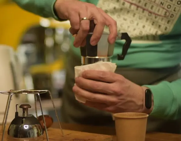 Cómo preparar café en una cafetera moka