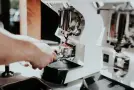 Guía Definitiva: Cómo Calibrar tu Molinillo Profesional para Espresso (Sin Morir en el Intento)